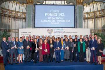 Foto de familia de CECA con las 25 iniciativas galardonadas en la XX edición de los Premios CECA de Obra Social y Educación Financiera.