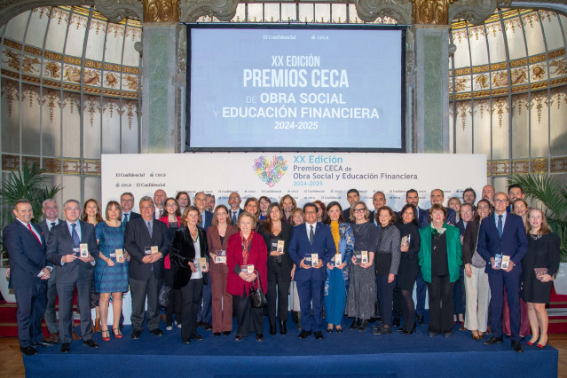 Foto de familia de CECA con las 25 iniciativas galardonadas en la XX edición de los Premios CECA de Obra Social y Educación Financiera.
