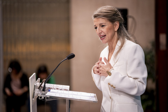 La vicepresidenta segunda y ministra de Trabajo, Yolanda Díaz, durante la presentación del IV Informe de la Comisión Asesora para actualizar el SMI en 2026, en el Ministerio de Trabajo y Economía Social, a 12 de diciembre de 2025, en Madrid (España).