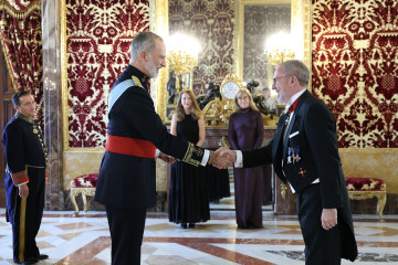 Archivo - El Rey Felipe VI (i) recibe las Cartas Credenciales del embajador de la República de Islandia, Kristján Andri Stefánsson (d), en el Palacio Real de Madrid, a 12 de septiembre de 2025