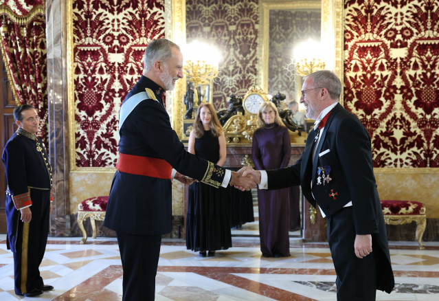 Archivo - El Rey Felipe VI (i) recibe las Cartas Credenciales del embajador de la República de Islandia, Kristján Andri Stefánsson (d), en el Palacio Real de Madrid, a 12 de septiembre de 2025