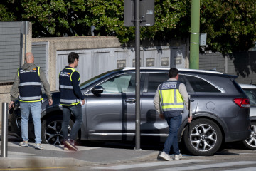 Efectivos de la Policía Nacional durante un registro en  la sede de la aerolínea Plus Ultra