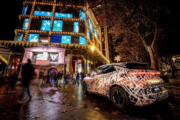 Cupra exhibe en las calles de Barcelona su nuevo modelo Raval camuflado