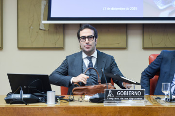 El ministro de Economía, Comercio y Empresa, Carlos Cuerpo, comparece ante la Comisión Mixta para la Unión Europea, en el Congreso de los Diputados, a 17 de diciembre de 2025, en Madrid (España).