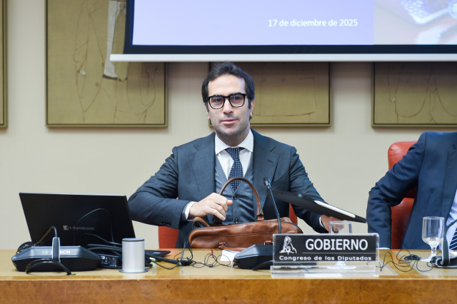 El ministro de Economía, Comercio y Empresa, Carlos Cuerpo, comparece ante la Comisión Mixta para la Unión Europea, en el Congreso de los Diputados, a 17 de diciembre de 2025, en Madrid (España). Cuerpo comparece para informar sobre la revisión que ha hec