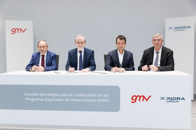 Archivo - (I-D) El Dir. General De Defensa Y Seguridad De GMV, Manuel Cortés; El CEO De GMV, Jesús B.Serrano; El Presidente De Indra, Ángel Escribano, Y El CEO De Indra, José Vicente De Los Mozos, Durante La Firma Del Acuerdo, A 17 De Diciembre De 2025, E