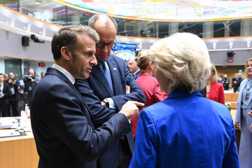 Archivo - La presidenta de la Comisión Europea, Ursula von der Leyen, el presidente francés, Emmanuel Macron, y el canciller alemán, Friedrich Merz, en una cumbre europea en Bruselas.