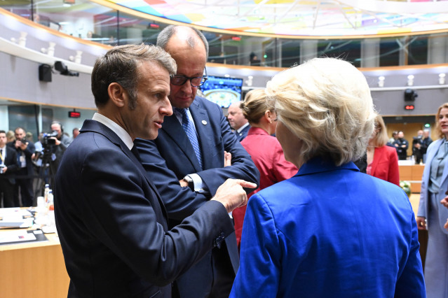 Archivo - La presidenta de la Comisión Europea, Ursula von der Leyen, el presidente francés, Emmanuel Macron, y el canciller alemán, Friedrich Merz, en una cumbre europea en Bruselas.
