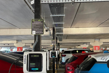 Puntos de recarga de Iberdrola en un centro de producción de Airbus