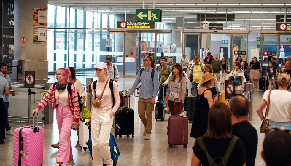 Archivo - Cientos de personas a su llegada al aeropuerto de Málaga Costa del Sol,