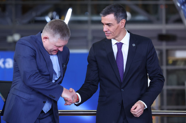 El presidente del Gobierno, Pedro Sánchez (d), durante la Cumbre con los Balcanes Occidentales, en la sede del Consejo Europeo, a 17 de diciembre de 2025, en Bruselas (Bélgica).