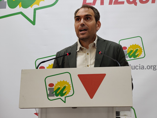Archivo - El coordinador de IU Andalucía, Toni Valero, en rueda de prensa en la sede regional.