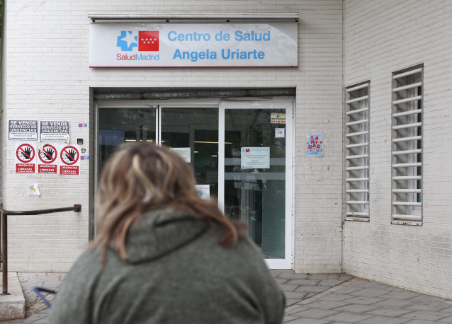 Archivo - Una mujer llegando a un centro de salud