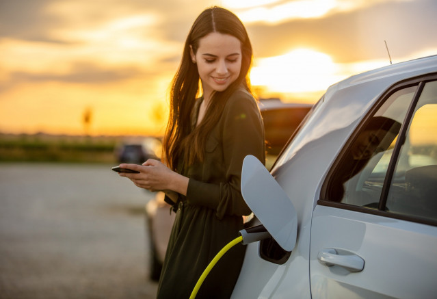 El mapa Reve lanza su 'app' de puntos de recarga pública con un planificador de rutas