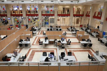 Archivo - Varios empleados trabajando en una oficina de la Agencia Tributaria