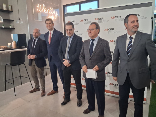 Responsables de Ascer durante el balance del sector  cerámico en 2025