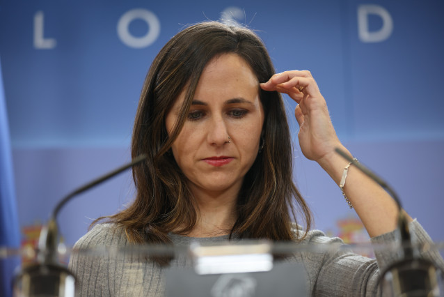 La portavoz del grupo parlamentario de Podemos, Ione Belarra, durante una rueda de prensa en el Congreso de los Diputados, a 25 de noviembre de 2025, en Madrid (España).