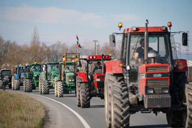 Archivo - Ganaderos y agricultores realizan una protesta con tractores por la situación del sector, a 10 de febrero de 2025, en Vitoria, País Vasco (España).