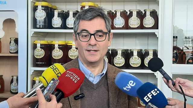 El ministro de la Presidencia, Justicia y Relaciones con las Cortes, Félix Bolaños, en declaraciones a los medios en Fuenlabrada de los Montes (Badajoz)