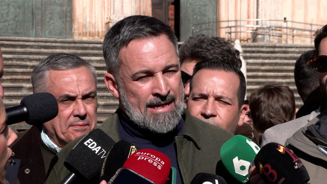 El presidente de Vox, Santiago Abascal, atiende a los medios de comunicación en Guadalupe.