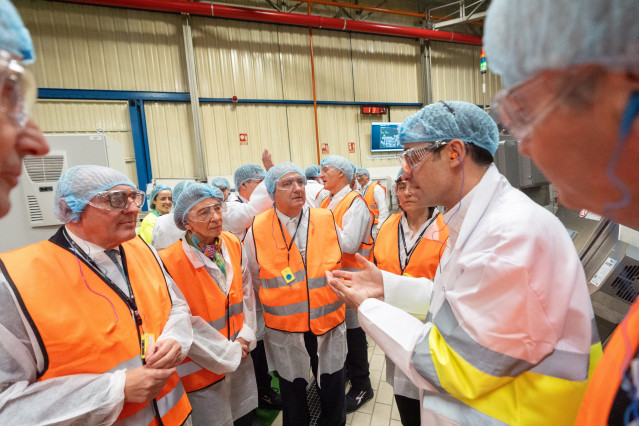 El ministro de industria y turismo, Jordi Hereu (c), visita la planta de bebidas de PepsiCo, previo a un acto, a 18 de diciembre de 2025, en  Etxebarri-Ibiña, Álava