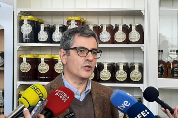 El ministro de la Presidencia, Justicia y Relaciones con las Cortes, Félix Bolaños, en declaraciones a los medios en Fuenlabrada de los Montes (Badajoz)