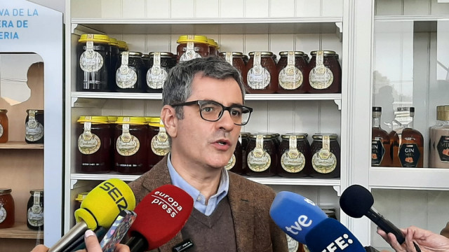 El ministro de la Presidencia, Justicia y Relaciones con las Cortes, Félix Bolaños, en declaraciones a los medios en Fuenlabrada de los Montes (Badajoz)