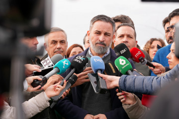 El presidente de Vox, Santiago Abascal, en declaraciones a los medios en Almaraz (Cáceres)