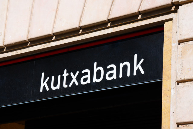 Archivo - Fachada de una oficina de Kutxabank.