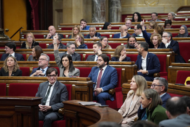 Votación de un decreto en el pleno del Parlament.