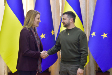 Archivo - La presidenta del Parlamento Europeo, Roberta Metsola, y el presidente de Ucrania, Volodimir Zelenski