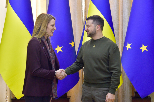 Archivo - La presidenta del Parlamento Europeo, Roberta Metsola, y el presidente de Ucrania, Volodimir Zelenski