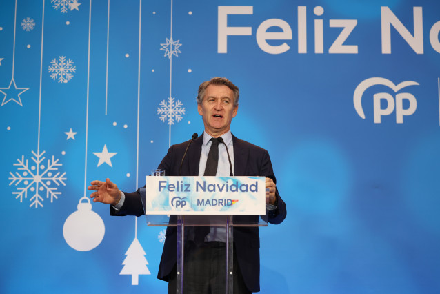 El presidente del Partido Popular, Alberto Núñez Feijóo interviene durante la cena de navidad del PP de Madrid, en la Finca La Alquería, a 15 de diciembre de 2025, en Alcorcón, Madrid (España). (Foto de archivo).