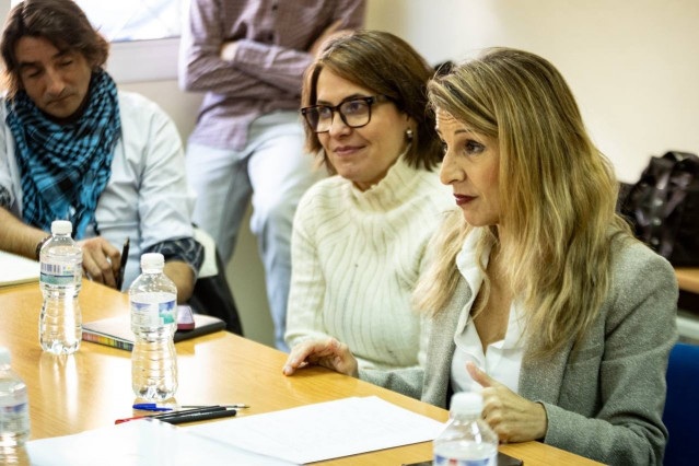 Yolanda Díaz con el comité de empresa con los trabajadores de tierra del aeropuerto de la Base Naval de Rota.