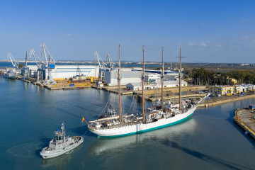 El buque escuela 'Juan Sebastián de Elcano' sale a pruebas en Navantia San Fernando.