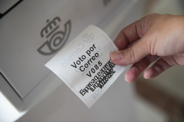 Archivo - Ticket de voto por correo en una oficina de Correos.