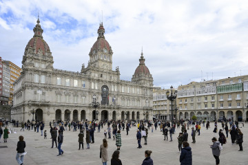 Archivo - Grupos de personas se concentran en fila de a cuatro en la plaza de María Pita contra las restricciones impuestas al sector hostelero, en A Coruña, Galicia, (España), a 7 de noviembre de 
