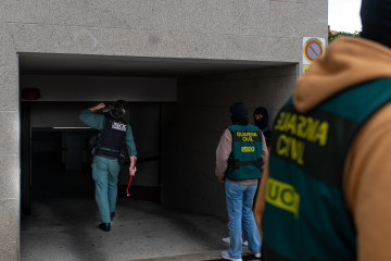 Archivo - Varios agentes de la Guardia Civil, durante un registro en la calle Mimosas, a 30 de abril de 2024, en Barrantes, Ribadumia, Pontevedra, Galicia (España).