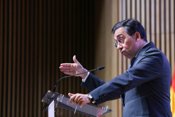 El ministro de Asuntos Exteriores, Unión Europea y Cooperación, José Manuel Albares (c), en una foto de familia durante la inauguración de la conferencia HearUs 2025 titulada 'Promoviendo la rendi