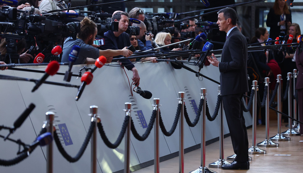 El presidente del Gobierno, Pedro Sánchez, ofrece declaraciones a los medios antes de asistir a la reunión del Consejo Europeo, a 18 de diciembre de 2025, en Bruselas (Bélgica).