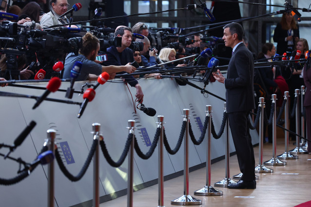 El presidente del Gobierno, Pedro Sánchez, ofrece declaraciones a los medios antes de asistir a la reunión del Consejo Europeo, a 18 de diciembre de 2025, en Bruselas (Bélgica).