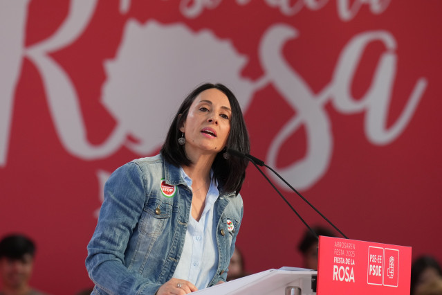 Archivo - La secretaria de Organización del PSOE, Rebeca Torró, interviene en la Fiesta de la Rosa, en Landako Gunea, a 27 de septiembre de 2025, en Durango, Vizcaya, País Vasco (España).