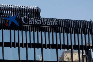 Archivo - Fachada del edificio de CaixaBank, en Madrid (España)