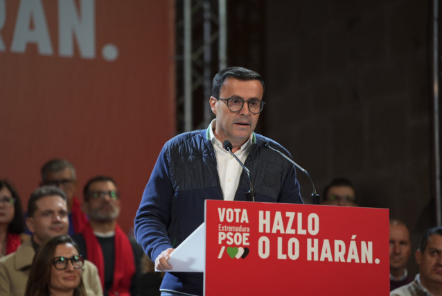 El candidato socialista a la Presidencia de la Junta, Miguel Ángel Gallardo (d), participa en un acto electoral en Cáceres.
