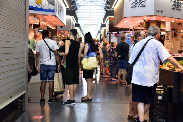 Archivo - Varios clientes realizan compras en el Mercado de Sant Antoni donde se encuentra una de las cámaras de control de aforo instaladas en los mercados municipales de Barcelona para regular el número de personas que entran en las instalaciones. En Ba