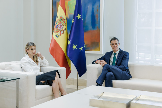 Archivo - El presidente del Gobierno, Pedro Sánchez, y la vicepresidenta segunda y ministra de Trabajo y Economía Social, Yolanda Díaz, durante una reunión, en el Palacio de la Moncloa, a 16 de junio de 2025, en Madrid (España).