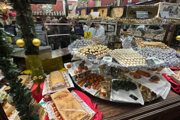 Escaparate de turrones y productos navideños en Casa Mira