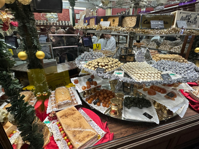 Escaparate de turrones y productos navideños en Casa Mira