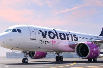 Archivo - Un avión de Volaris.