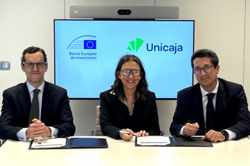 EL director general de Negocio de Empresas de Unicaja, Jesús Ruano; la directora de Instituciones Financieras del BEI, Gemma Feliciani y el director general de Riesgo de Crédito y ESG de Unicaja, Ja